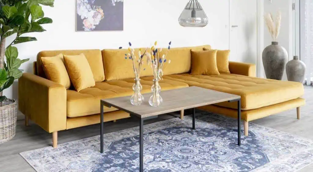 Riviera Lounge - Velour-sofa i farven sennepsgul (inkl. 4 puder)