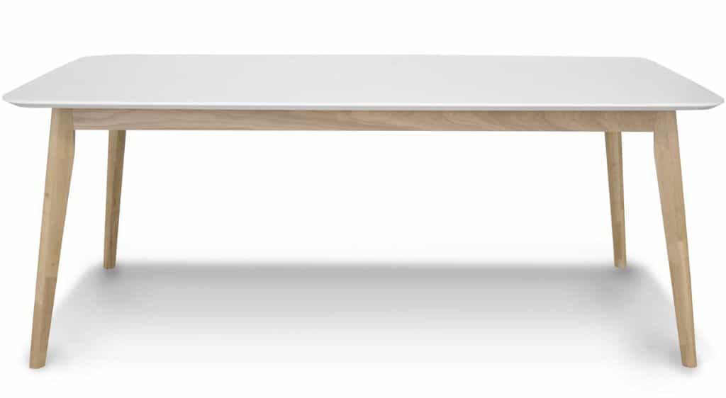 Spisebord med egetræsstel og bordplade i hvid højtrykslaminat