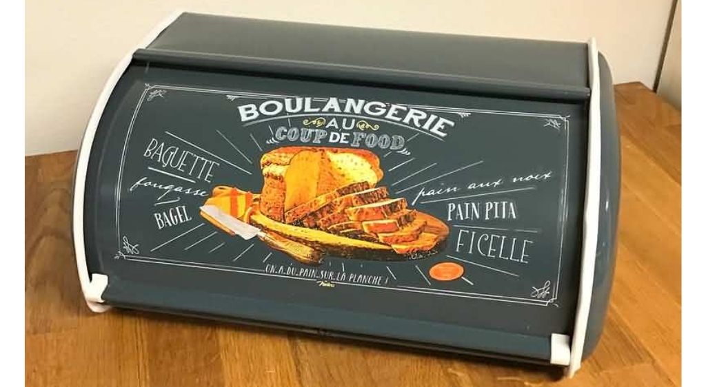 Gammeldags brødkasse med fransk tekst